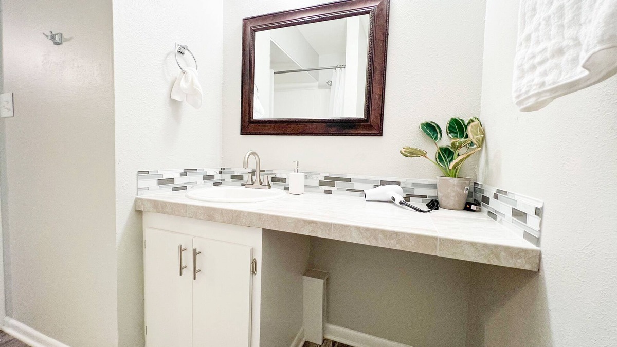 Nacogdoches Condo | Close to SFA, Downtown. Tranquil Nacogdoches Getaway! Modern Downtown Apartment.