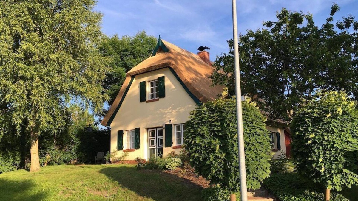 St. Leon House | Close to Shopping Possibilities and Restaurants/take Away