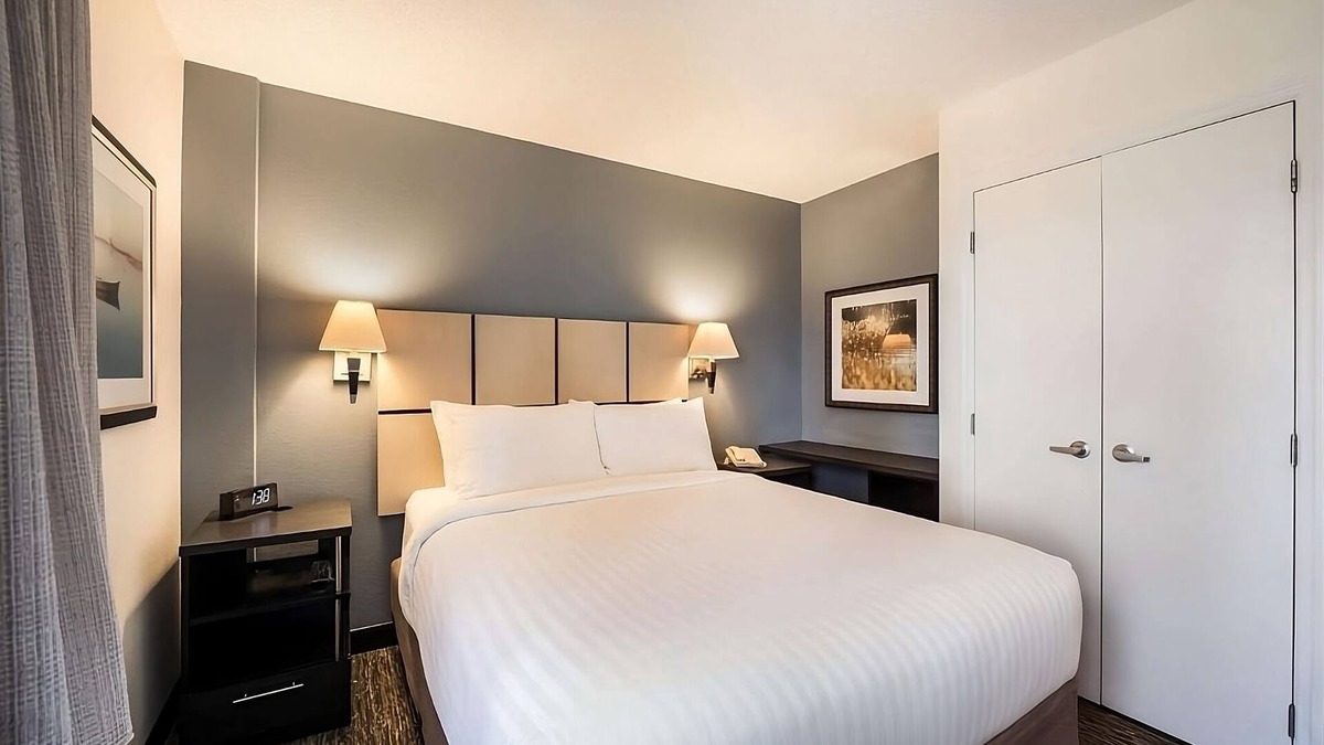 Waukegan Resort | Close to Six Flags Great America! 4 Convenient Units, Full Kitchen, Pets Allowed
