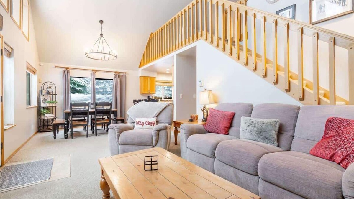 Snoqualmie Pass House | Close to Ski + Snowboard | Games | Hiking Trails