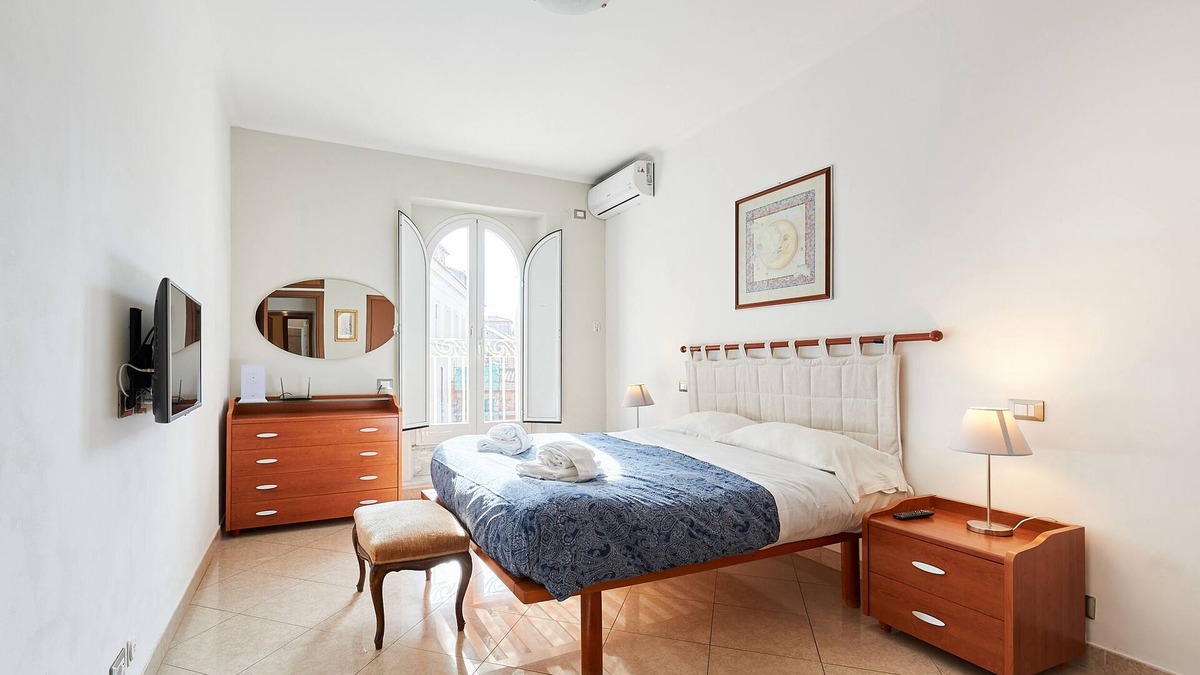 Rione IV Campo Marzio Apartment | Close to Spanish Steps 2 bedrooms, balcony, wifi, A/C, dining room, kitchen, lift