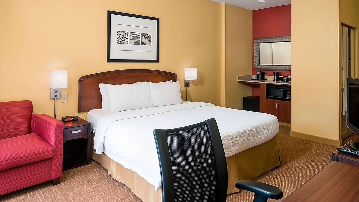 West Dundee Resort | Close to Spring Hill Mall! Indoor Pool, FREE Parking, Pet-Friendly Property!
