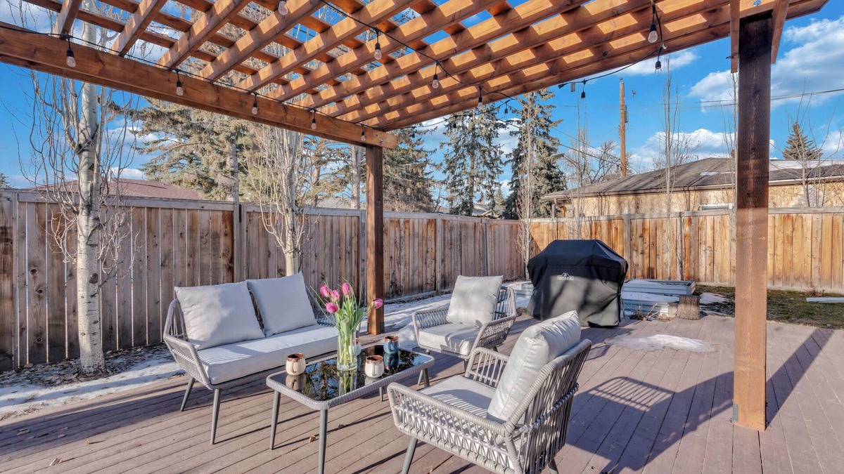 Southwest Calgary House | Close to Stampede> 8 adults+children> 2 Living Rooms> 4 BDR> Backyard> Park Free