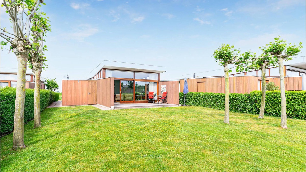 Bunschoten House | Close to the marina and with a view of polder landscape and the bird breeding area, this beautiful v