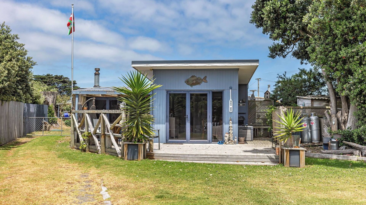 Himatangi Beach Cottage | Close to the beach pet friendly 4-bedroom bach