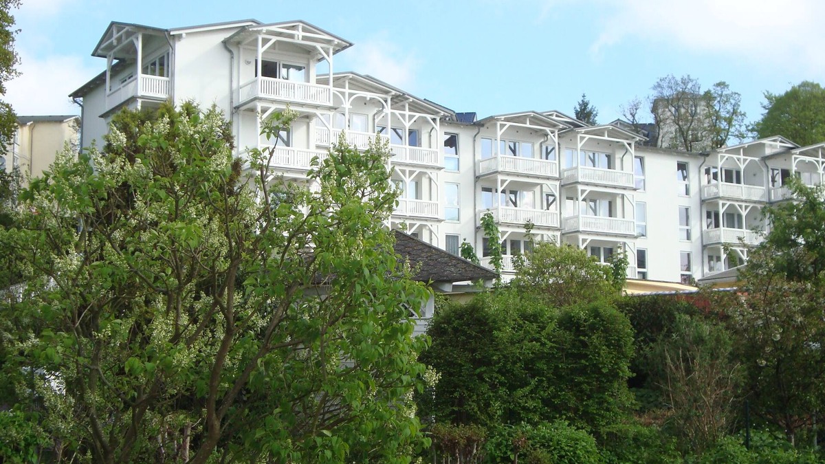 Gohren Apartment | Close to the beach and with sea views, apartment in a quiet, central location