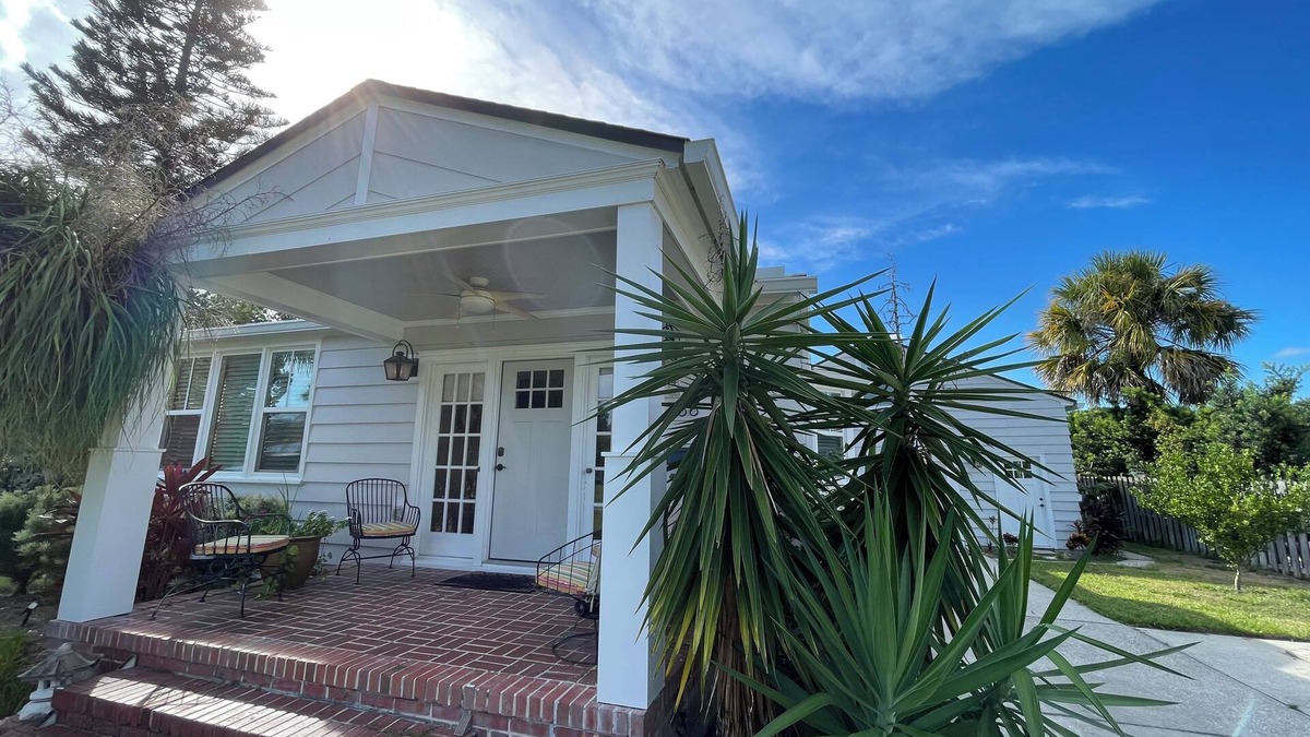 St. Augustine Cottage | Close to the Beach and Downtown! Nestled near the Bridge of Lions.