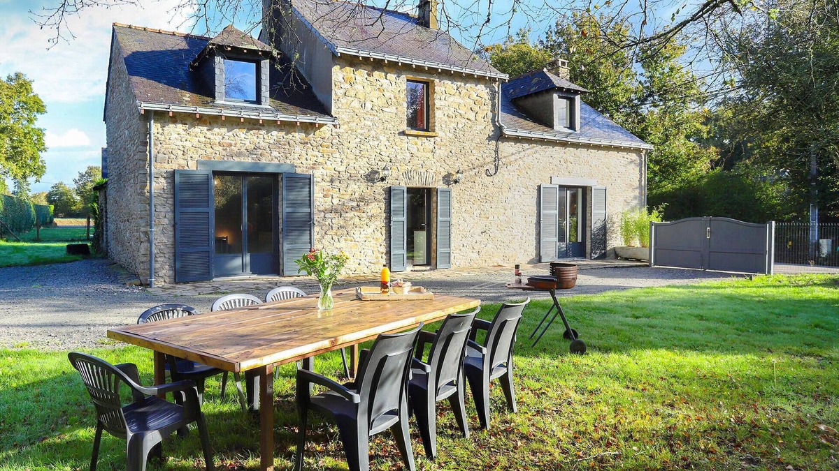 Ferel House | Close to the coast, this welcoming house with character welcomes you in a quiet environment.