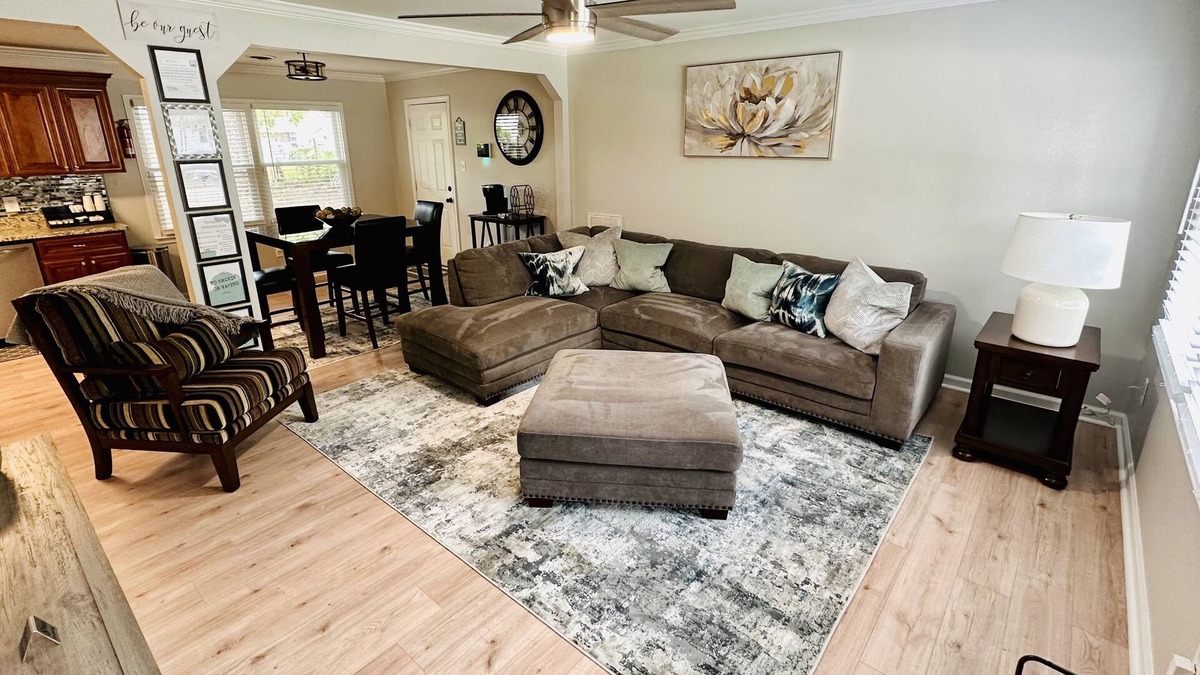 Central Newport News House | Close to the Mall, Restaurants, shops, interstate, Local Airport, parks, ETC