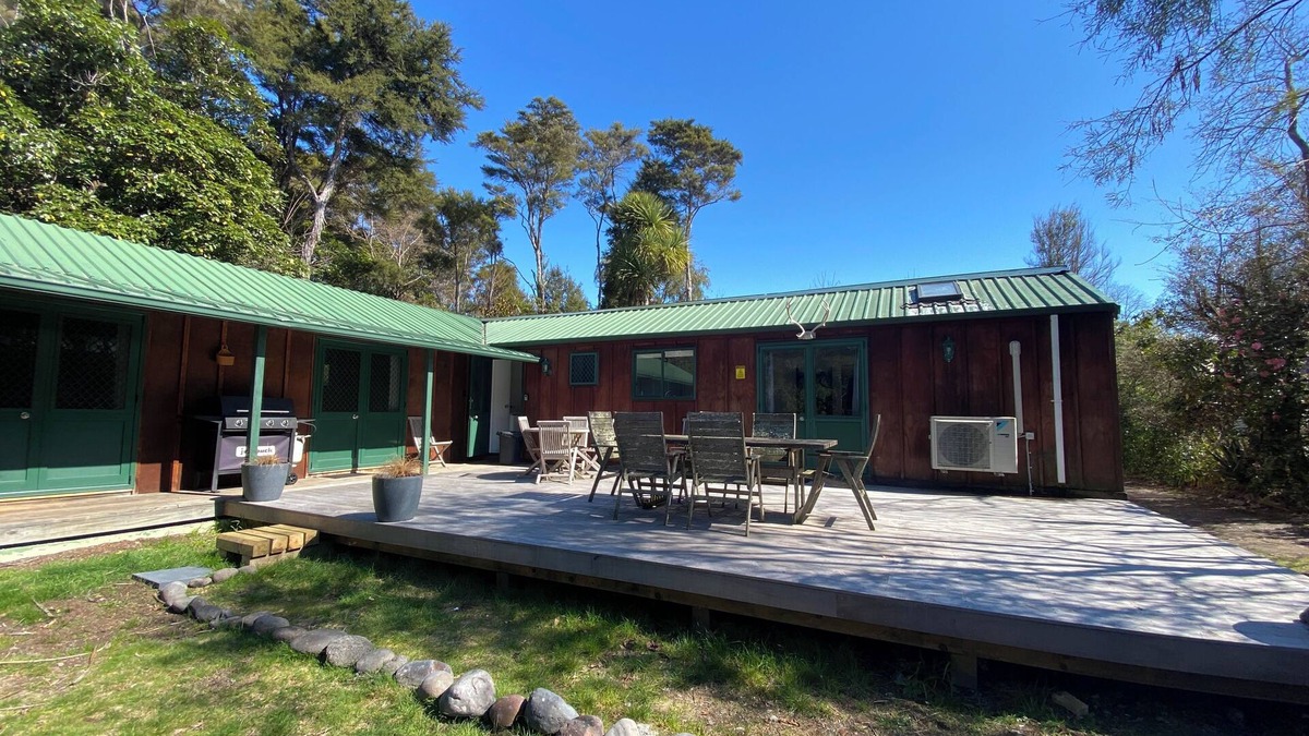 Turangi Cabin | Close to the river, 11 TeAho is na family lodge with plenty of character