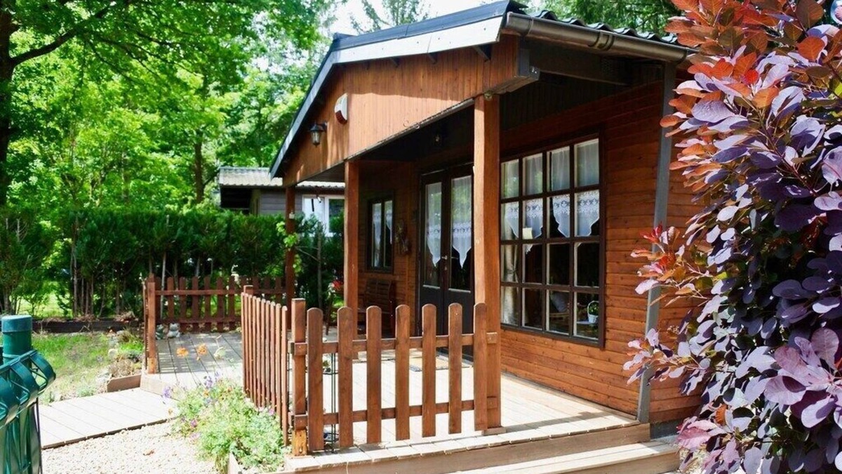 Chanly Ski Chalet | Close to tourist attractions, stores, restaurants, pets allowed, fenced garden.