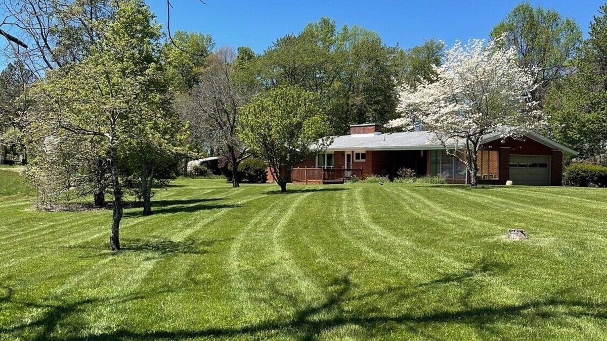 Stonega House | Close to town, the college and a beautiful serene surrounding