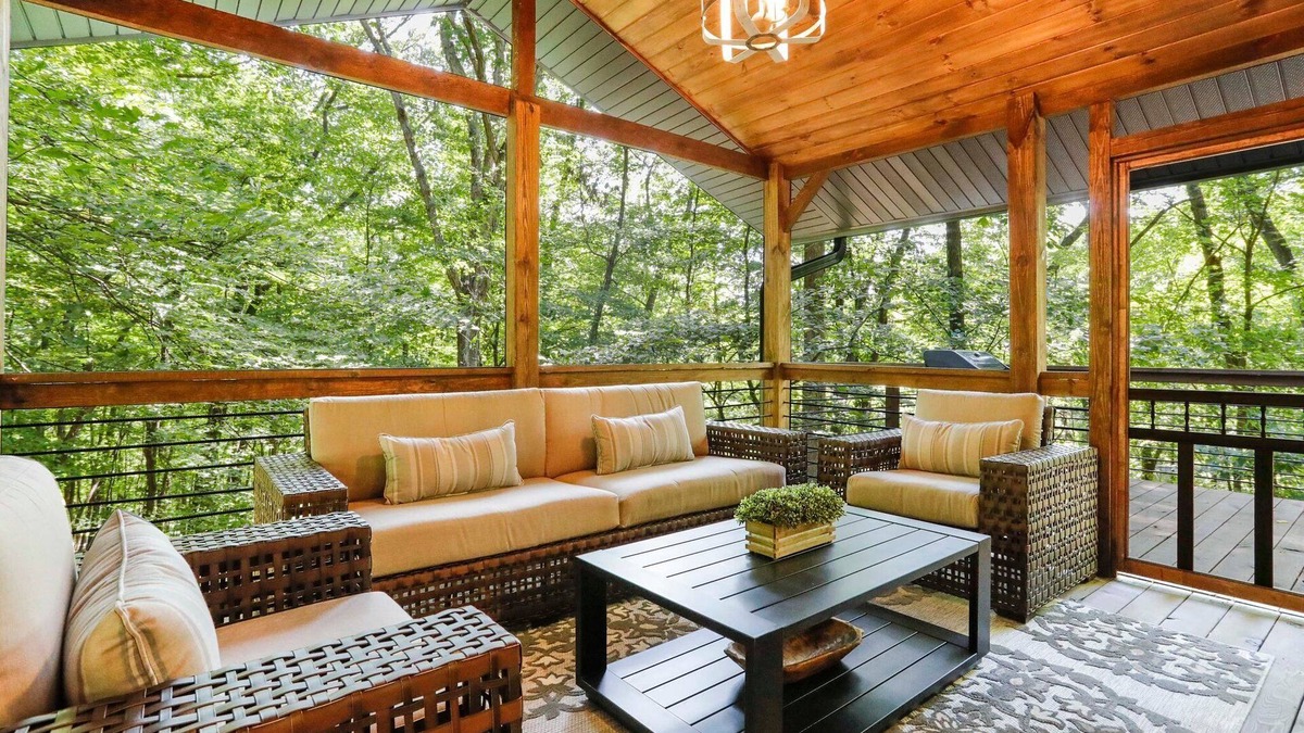 Berkeley Springs Cabin | CLOSE to town🌳Double Decker Screened Porches💦POOL 🥾Hike to Brewery🌟4 BED 4 BATH🌷