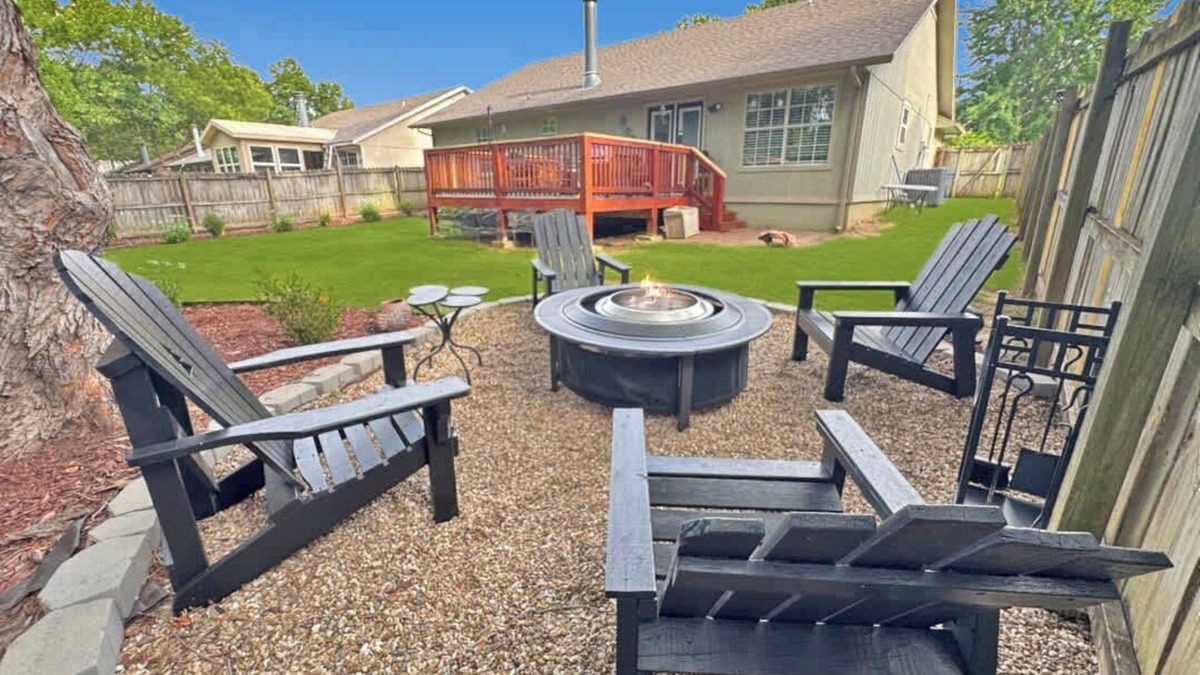 Fayetteville House | Close to University, Smokeless Fire Pit