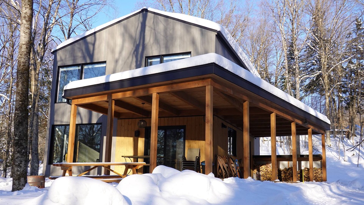Saint-Raymond Ski Chalet | Close to Vallée-Bras-du-Nord, this new construction offers comfort in nature