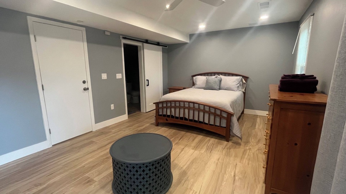 Hethwood - Prices Fork House | CLOSE TO VT - New renovation-4 bedroom townhouse-near a bus stop-with parking!