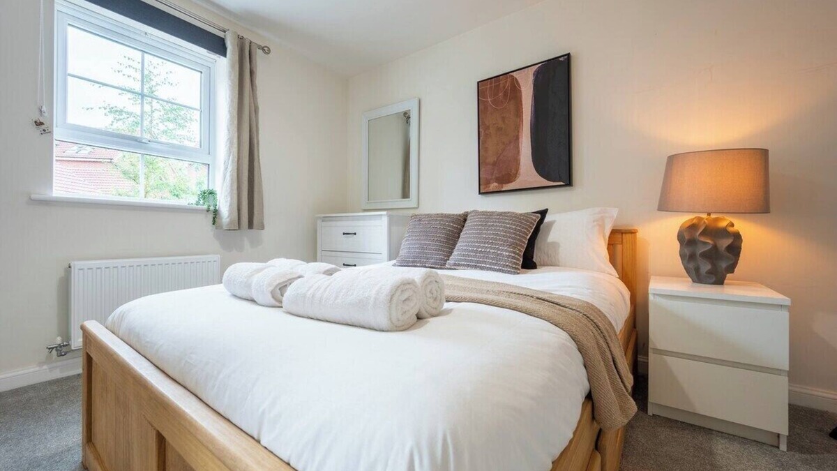 Acresford House | Close to Warwick University - Clover Way by Tŷ SA