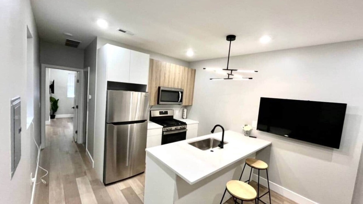 University City Apartment | Close to Wells Fargo on Broad St #2