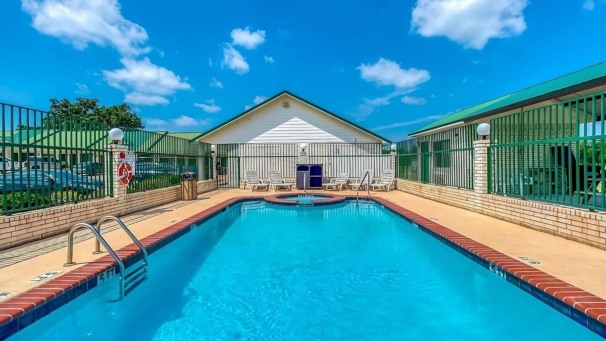 Sweet Home House | Close to Yoakum Bulldog Stadium! FREE Parking and Breakfast, Onsite Pool!