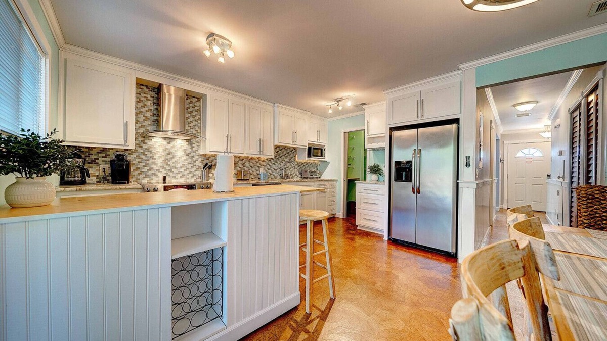 Holiday Beach House | Close2Beach-Snowbird Rates for Nov-Feb!