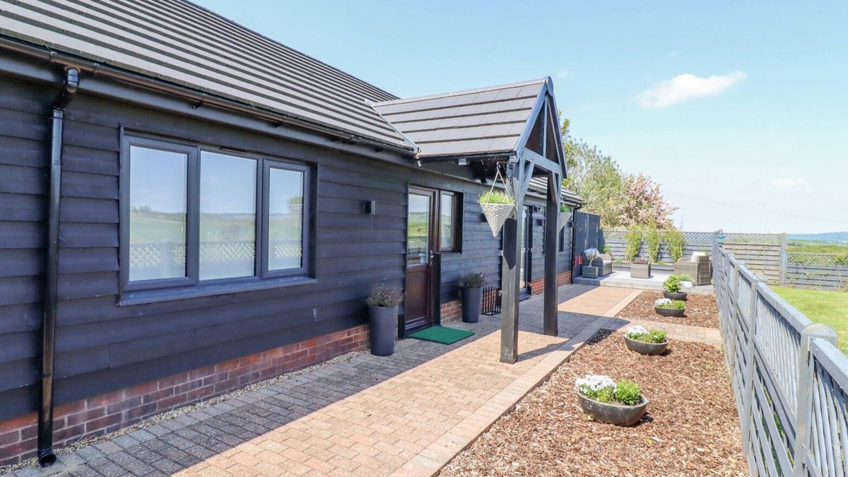 Dagnall Cottage | CLOSEFIELD, romantic, with a garden in Ivinghoe