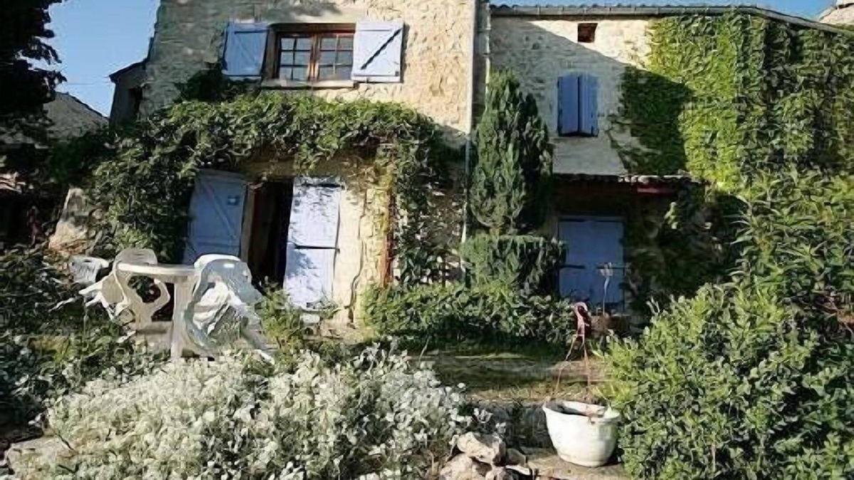 Chateauneuf-Miravail Apartment | Closes the skylight lavender --------------------------------------------- -----