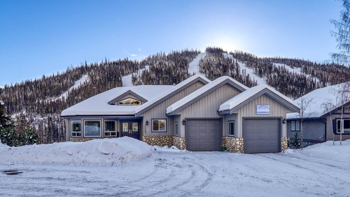 Sunburst Estates Ski Chalet | Closest Ski In/Ski Out Chalet to the Village, Golf, Biking, Hiking, Ski Lifts.