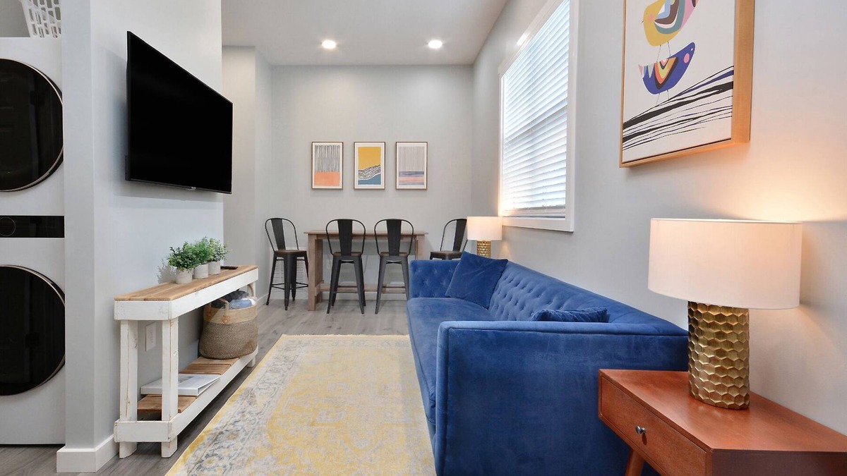 Elon House | Closest VRBO to Campus, Walk to Everything, Bright 2 bd bELONg Home