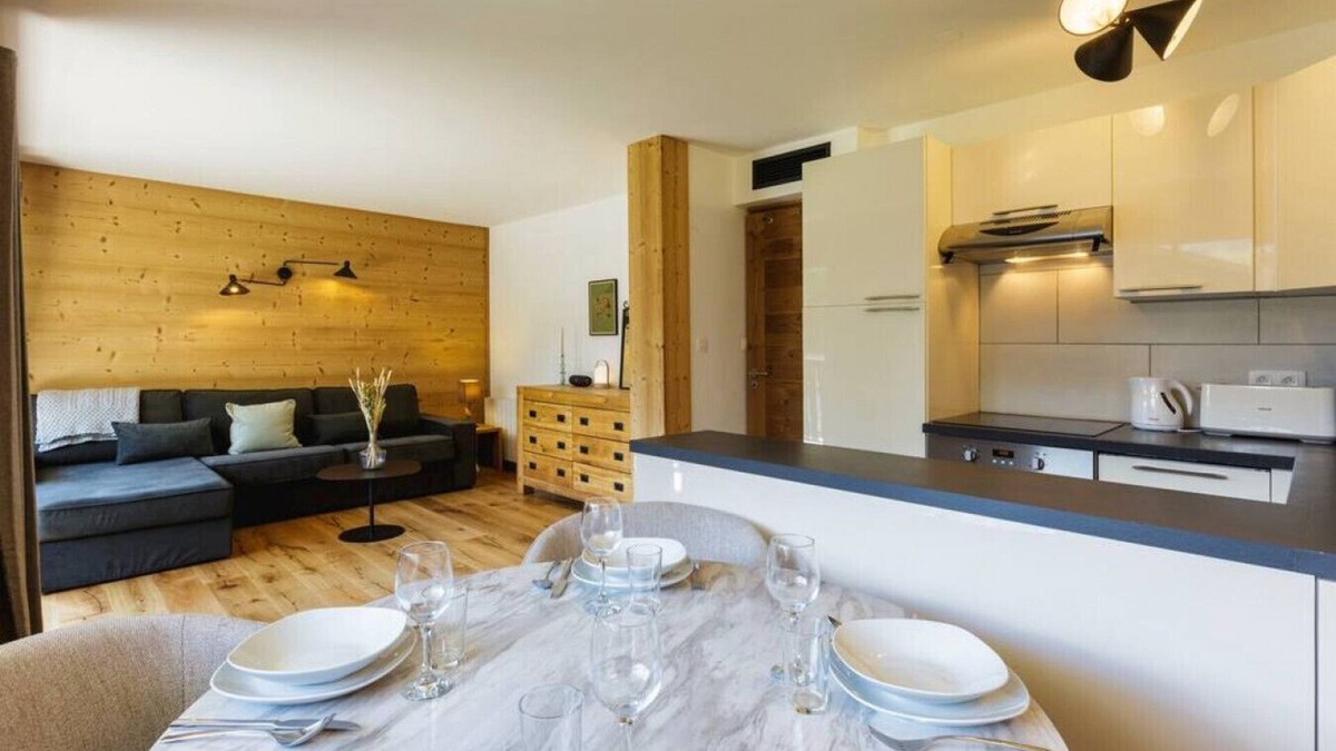 Chamonix City Centre Apartment | Closy · Modern 4pax Pied Piste Centre Balcon Parking