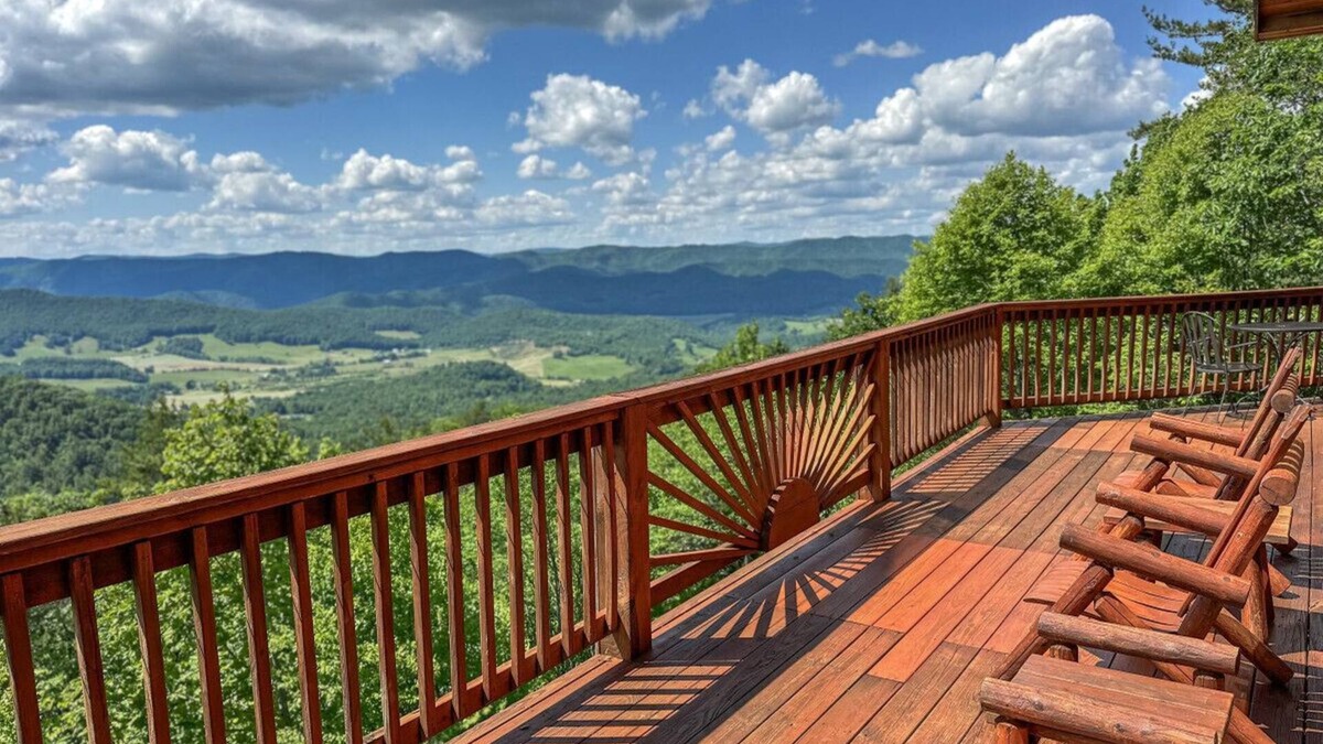 Mountain City Cabin | Cloud 9: Log Cabin, Stunning View, Luxury Hot Tub, Gas Fire Pit, 30 min to Boone
