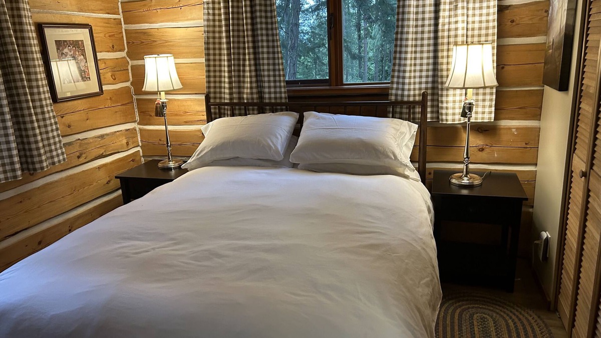 Mayne Island Cabin | Cloud 99! Escape to Mayne Island! Grand views, Hot Tub, Peaceful, Pets Welcome!n