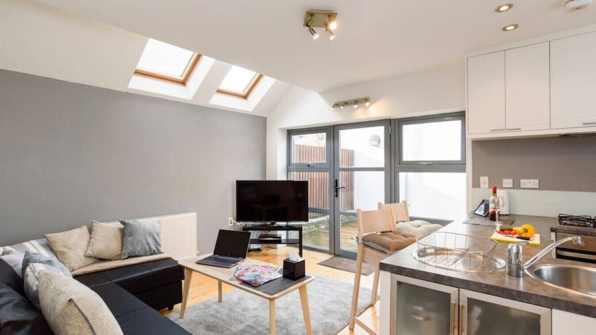 Splott House | Cloudstream Joy - Relax in the City | 2 Bed Duplex House w/Hot Tub