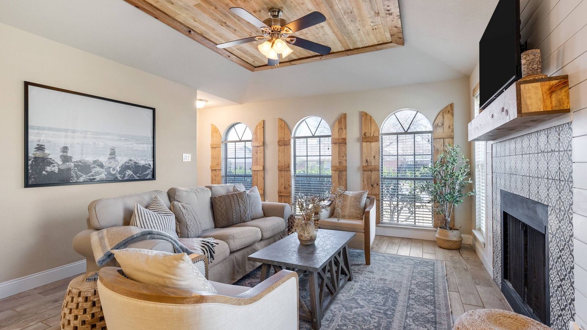 Euless House | Clover Cottage- Charming Mediterranean Cottage in the heart of DFW