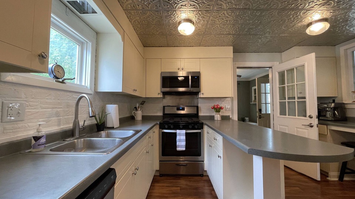 Williams Bay Cottage | Clover Cottage in Williams Bay - Walk to beach!