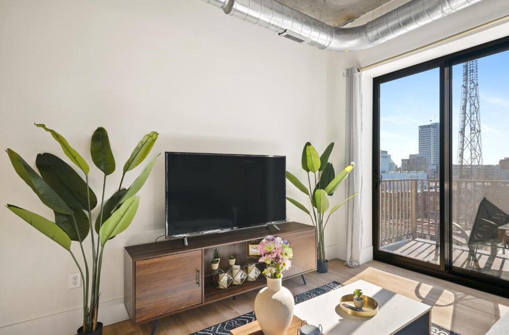 Northeast South Bend Apartment | Clover Luxury High-Rise DownTown South Bend