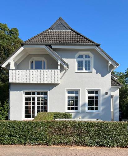 Bad Schwartau Apartment | CLS Moderne Villa Bad Schwartau mit Garten für bis zu 6 Personen, 2 E-Ladesäulen, 3 Parkplätze, Loggia, Big GREEN EGG, Massagesessel, großes Haus zwischen Lübeck und Ostsee, ideale A1 Anbindung nach Hamburg, Lübeck, Timmendorfer Strand