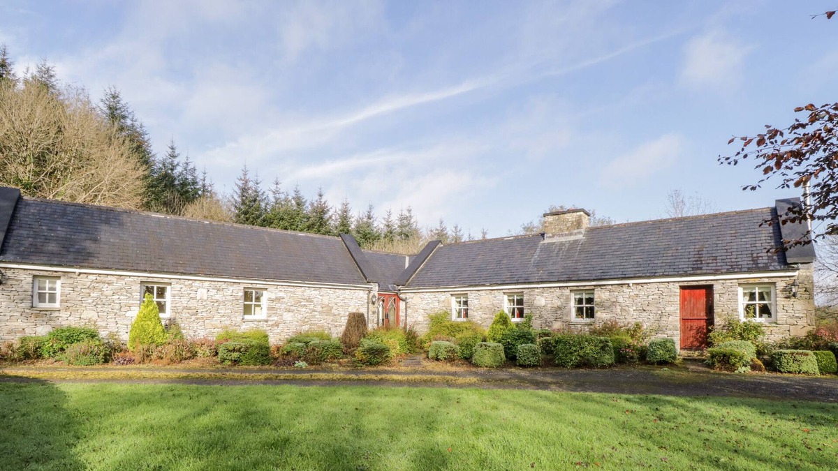 Kilkelly Cottage | CLUAINCARRAIG, pet friendly, with open fire in Kilkelly, County Mayo