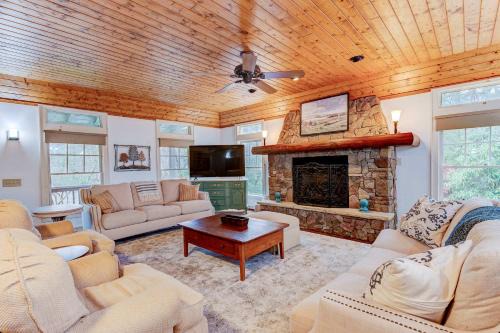 Sapphire House | Club Amenities - Fitness - Hot Tub - Mini Golf - Family Fun
