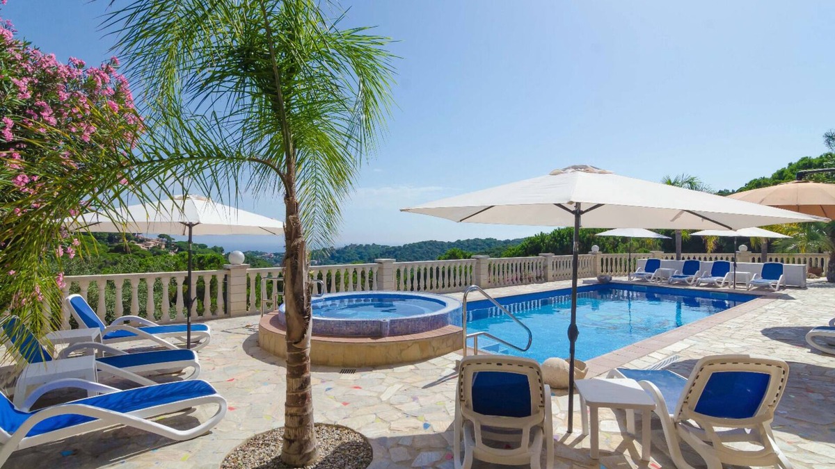 Lloret de Mar Villa | Club Villamar - Magnificent holiday villa near Lloret de Mar, located only 2700 m away from the b.