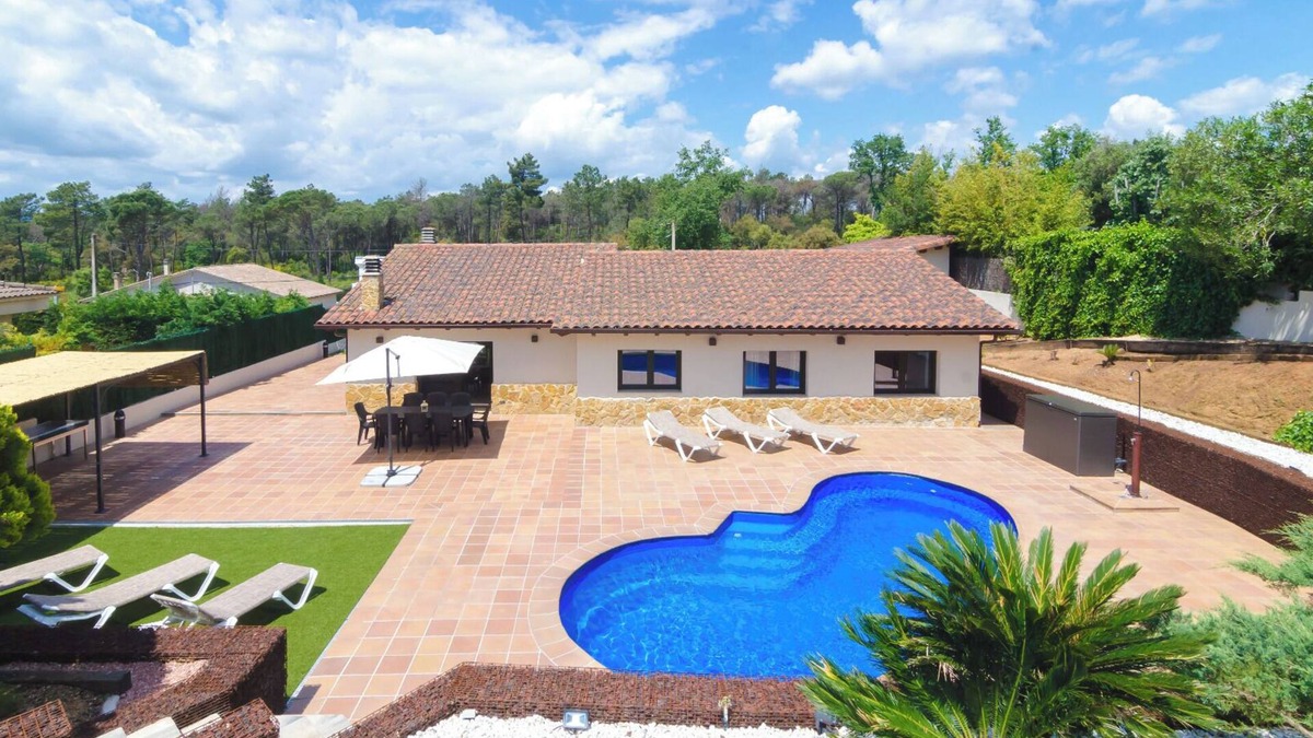Sils Villa | Club Villamar - Modern family-friendly holiday home with sea view, garden, pool, and close to the.