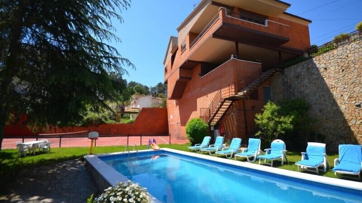 Lloret Blau Villa | Club Villamar - Very spacious holiday villa Lloret de Mar with private swimming pool in the cover.