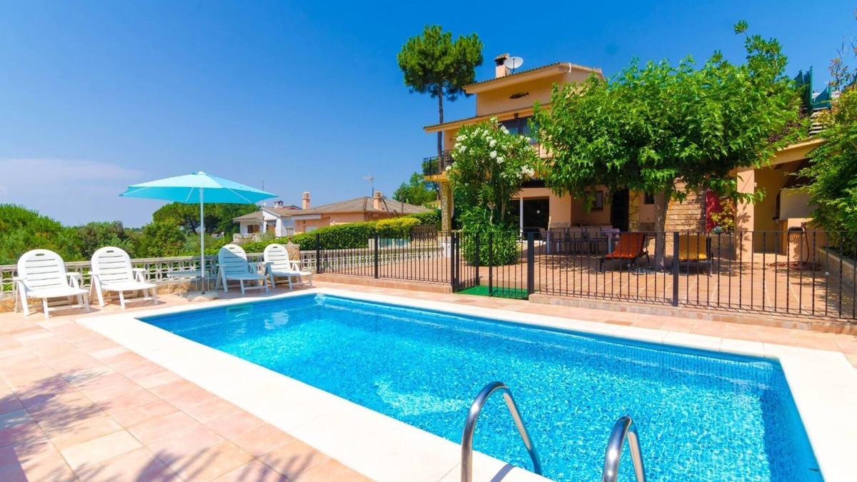 Mont Barbat Villa | Club Villamar - Wonderful villa with 2 kitchens, nice garden with bbq, fenced pool in a quiet are.