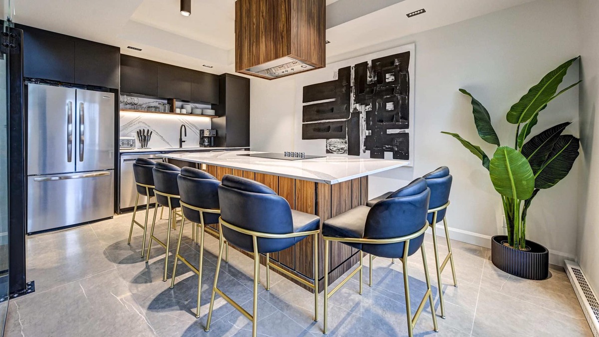 Pointe-Saint-Charles Condo | CLUBHAUS Executive Penthouse, Private Rooftop, Sleeps 12+