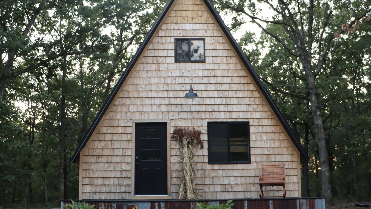 Lebanon Cabin | Clydie’s Cabin located at Bennett Springs. Less than a mile to the spring