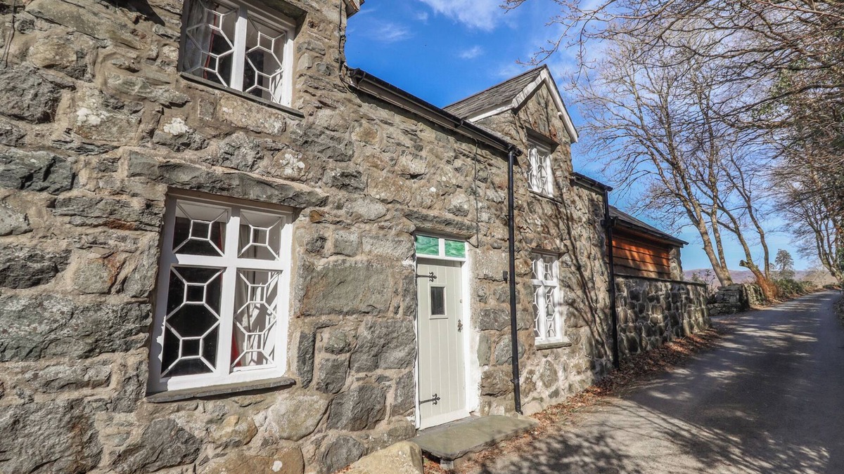 Dolgellau Cottage | CLYWEDOG COTTAGE, pet friendly, with a garden in Dolgellau
