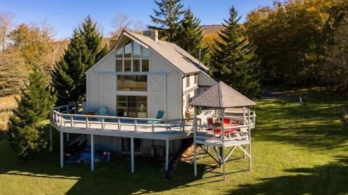 Old Timberline House | CM05-Sweeping Views! Private Pond, Hot tub!