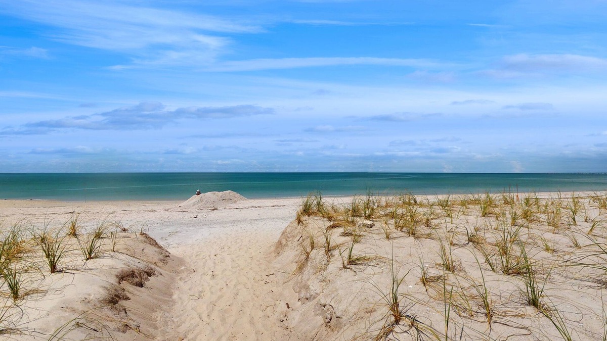 Pass-a-Grille Historic District Apartment | Coastal dog-friendly condo with observation deck, best Gulf sunset views