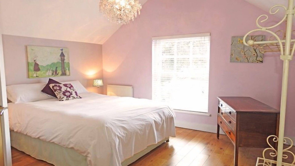 Gosport House | Coach House - a house that sleeps 8 guests in 4 bedrooms