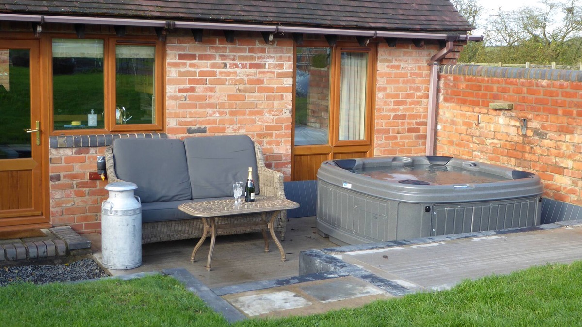 Alcester House | Coach House at Oaks Barn Farm, optional salt water hot tub near to Stratford.