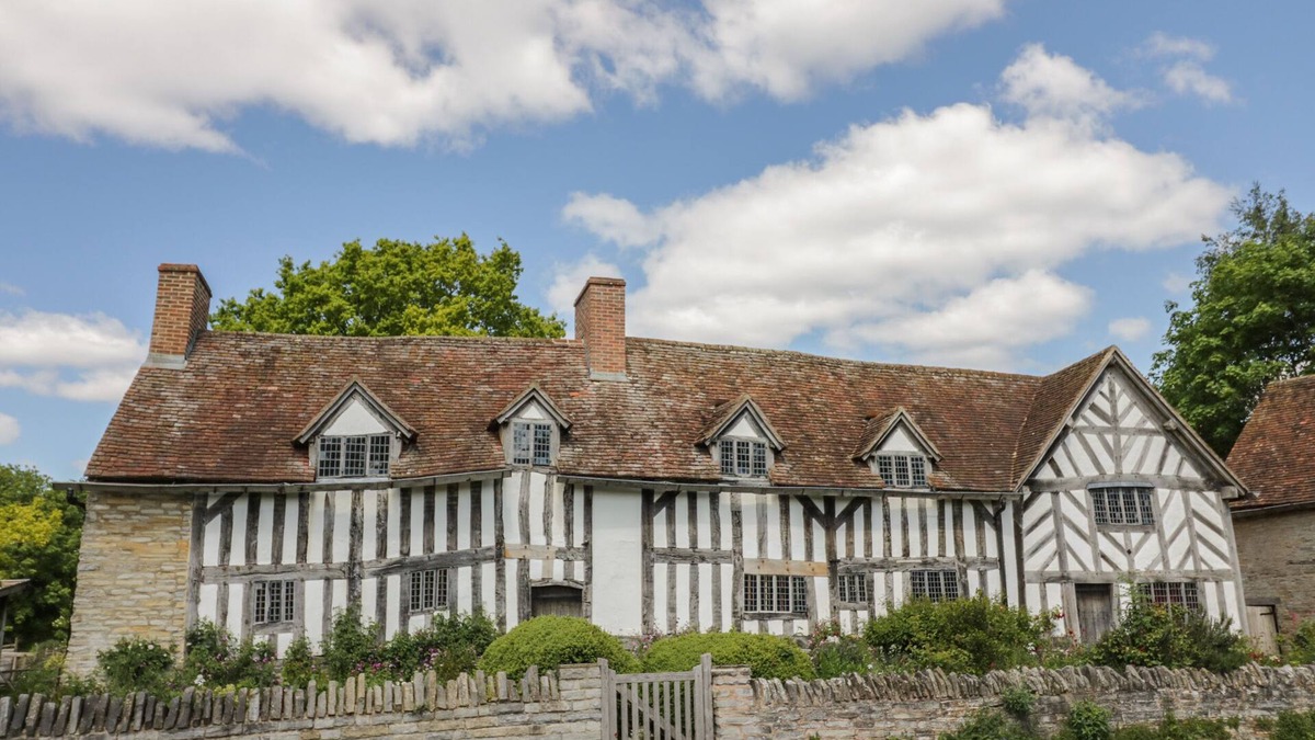 Quedgeley Cottage | Coach House Mews
